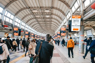 Shinagawa İstasyonu 'na gidip gelen insanlar. 27 Kasım 2023.