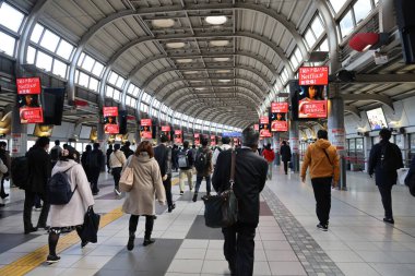 Shinagawa tren istasyonunda yürüyen yolcular 27 Kasım 2023