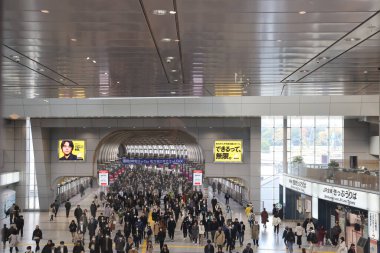 Shinagawa İstasyonu 'na gidip gelen insanlar. 27 Kasım 2023.