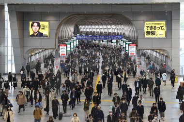 Shinagawa İstasyonu 'na gidip gelen insanlar. 27 Kasım 2023.