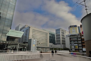 Gotanda İstasyonu 'nun önündeki manzara. 27 Kasım 2023