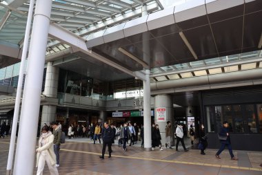 Maskeli Tokyo banliyö sahnesi. Shinagawa İstasyonu 27 numara 2023.