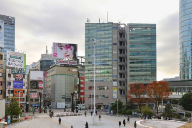 Gotanda İstasyonu 'nun önündeki manzara. 27 Kasım 2023