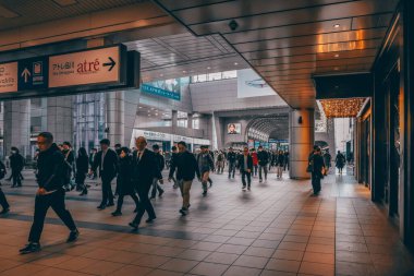 Shinagawa İstasyonu 'na gidip gelen insanlar. 27 Kasım 2023.