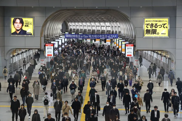 27 Kasım 2023 'te Shinagawa tren istasyonunda yürüyor.