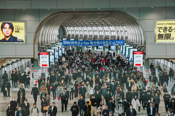 Shinagawa tren istasyonunda yürüyen yolcular 27 Kasım 2023