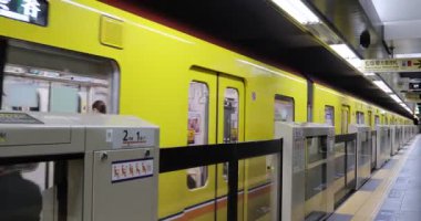 Japon metro treni, metro istasyonu, 26 Kasım 2023