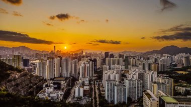 14 Ocak 2024 Hong Kong 'da kalabalık dar apartmanlar,