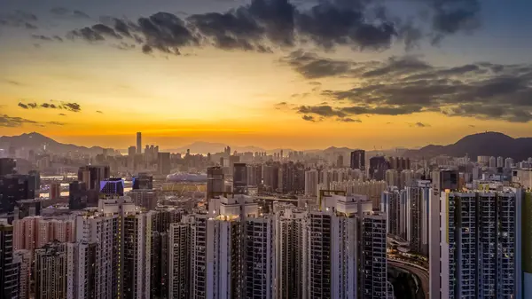 14 Ocak 2024 Hong Kong 'da kalabalık dar apartmanlar,