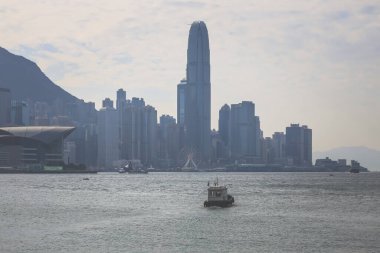 Hong Kong 'daki Victoria Limanı' nda şehir manzarası ve gökyüzü 13 Ocak 2024