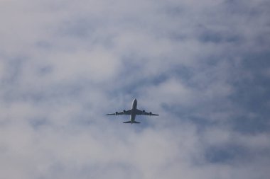 13 Ocak 2024 Hong Kong 'da bulutların üzerinde uçan yolcu uçağı