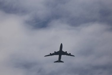 13 Ocak 2024 Hong Kong 'da bulutların üzerinde uçan yolcu uçağı