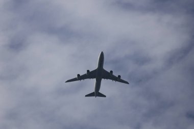 13 Ocak 2024 Hong Kong 'da bulutların üzerinde uçan yolcu uçağı