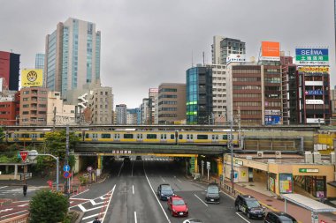 İkonik simgeler ve şehir taşımacılığı ile kalabalık metropol silueti.