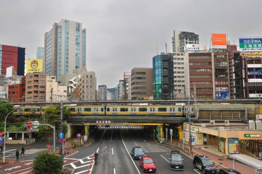 İkonik simgeler ve şehir taşımacılığı ile kalabalık metropol silueti.