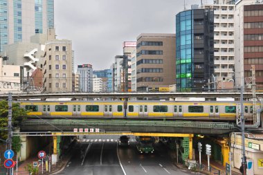İkonik simgeler ve şehir taşımacılığı ile kalabalık metropol silueti.