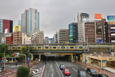 İkonik simgeler ve şehir taşımacılığı ile kalabalık metropol silueti.
