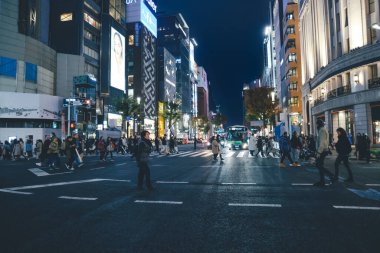 Japonya, Tokyo, Ginza, yaya trafiği, alacakaranlık 26 Kasım 2023