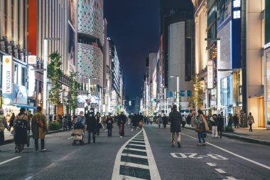 Chuo Dori 'deki yayalar Ginza, Tokyo 26 Kasım 2023