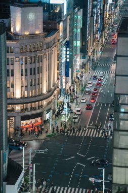 Chuo Dori 'deki yayalar Ginza, Tokyo 26 Kasım 2023