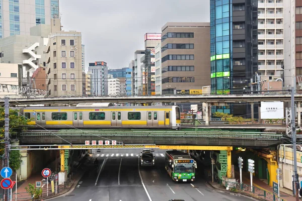 İkonik simgeler ve şehir taşımacılığı ile kalabalık metropol silueti.