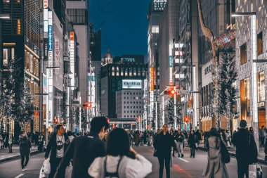 Ginza Alışveriş Sokağı Tokyo Turistlerle 26 Kasım 2023