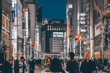 Japonya, Tokyo, Ginza, yaya trafiği, alacakaranlık 26 Kasım 2023