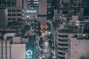 26 Kasım 2023 'te şehir merkezinde gökdelenleri ve arabaları olan şehir caddesi.