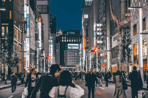 Ginza Alışveriş Sokağı Tokyo Turistlerle 26 Kasım 2023