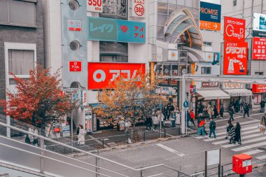 Nakano sokağı 26 Kasım 2023 'te insan, müşteri ve turistlerle doluydu.