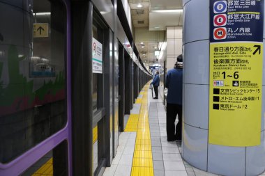 Tokyo metro sisteminde bir metro treni 26 Kasım 2023