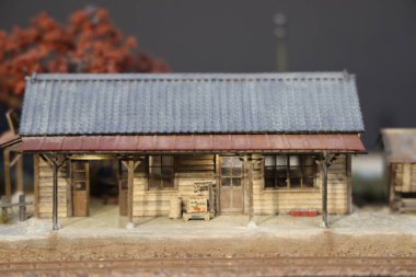 Model demiryolu lokomotifi seti ve 26 Kasım 2023 tarihli bir istasyon.