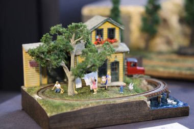 Model demiryolu lokomotifi seti ve 26 Kasım 2023 tarihli bir istasyon.