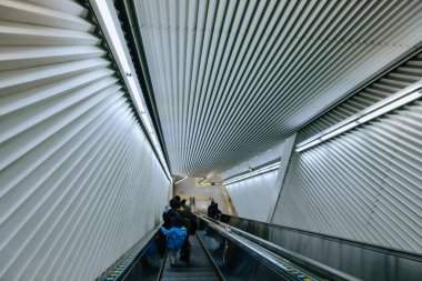 Platformda yolcuları olan modern şehir metro istasyonu. 26 Kasım 2023