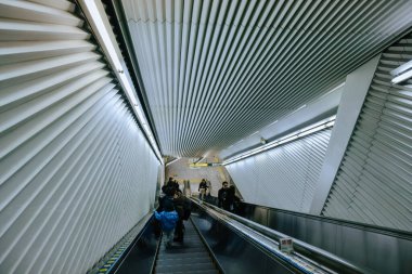 Platformda yolcuları olan modern şehir metro istasyonu. 26 Kasım 2023