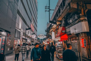 Şehir merkezindeki kalabalık bir caddede yayalar meşgul. 30 Kasım 2023