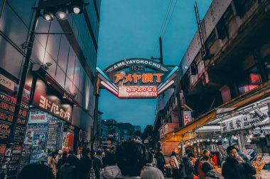 Gece Ueno 'da 30 Kasım 2023' te ilan panosunun ışığıyla