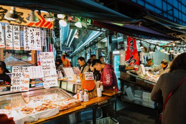 Japonya, Tokyo 'daki Ameyoko pazarında. 30 Kasım 2023