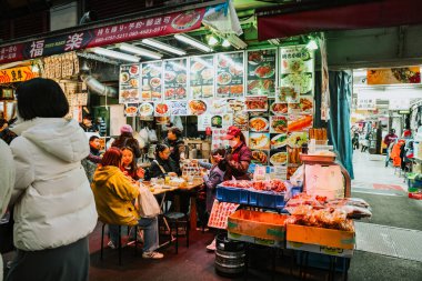 Şehir merkezindeki kalabalık bir caddede yayalar meşgul. 30 Kasım 2023