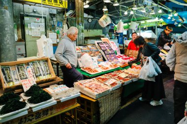 Japonya, Tokyo 'daki Ameyoko pazarında. 30 Kasım 2023