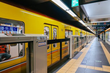 Bir Tokyo metrosu Ginza hattı treni. Numara 26 2023.