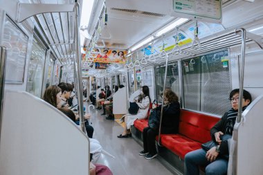 Tokyo metrosuyla seyahat eden Magenta Oedo Hattı yolcuları. 26 Kasım 2023