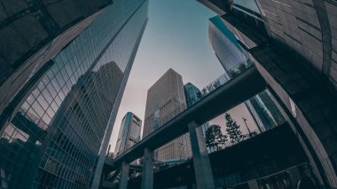 27 Kasım 2023 Gökdelenleri mavi gökyüzüne yansıyan boş şehir manzarası.