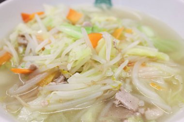 Taze Asya erişte çorbası, sebze ve et suyu..