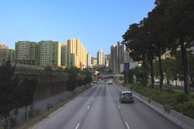 Yoğun bir otoyolu ve şehir mimarisi olan şehir sokağı 25 Kasım 2023