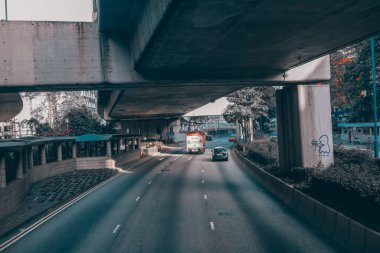 Yoğun bir otoyolu ve şehir mimarisi olan şehir sokağı 25 Kasım 2023