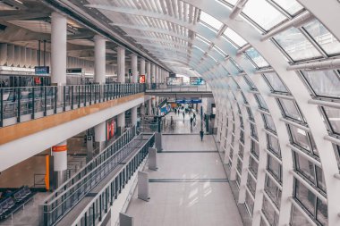 Hong Kong havaalanı ana lobisindeki yolcular, 25 Kasım 2023