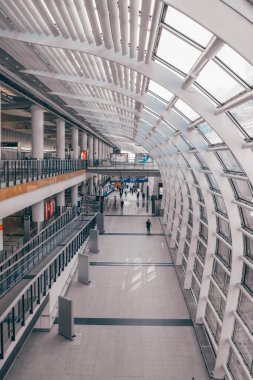 Hong Kong havaalanı ana lobisindeki yolcular, 25 Kasım 2023