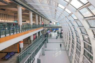 Hong Kong havaalanı ana lobisindeki yolcular, 25 Kasım 2023