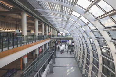 Hong Kong havaalanı ana lobisindeki yolcular, 25 Kasım 2023